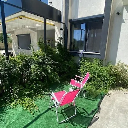 Seaside Retreat. Two Apartment. Quiet Area Apartment